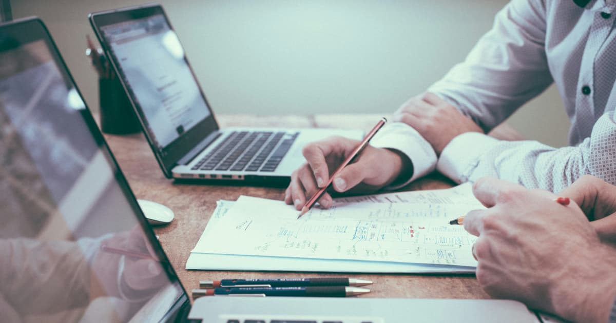 Des experts juridiques détaillent les étapes cruciales à suivre après un accident de voiture pour protéger la santé et les droits