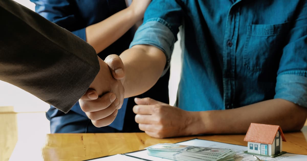 Un hôtel de Manhattan condamné à verser 2 millions de dollars après la grave blessure d'un client dans une chute sous une douche commune