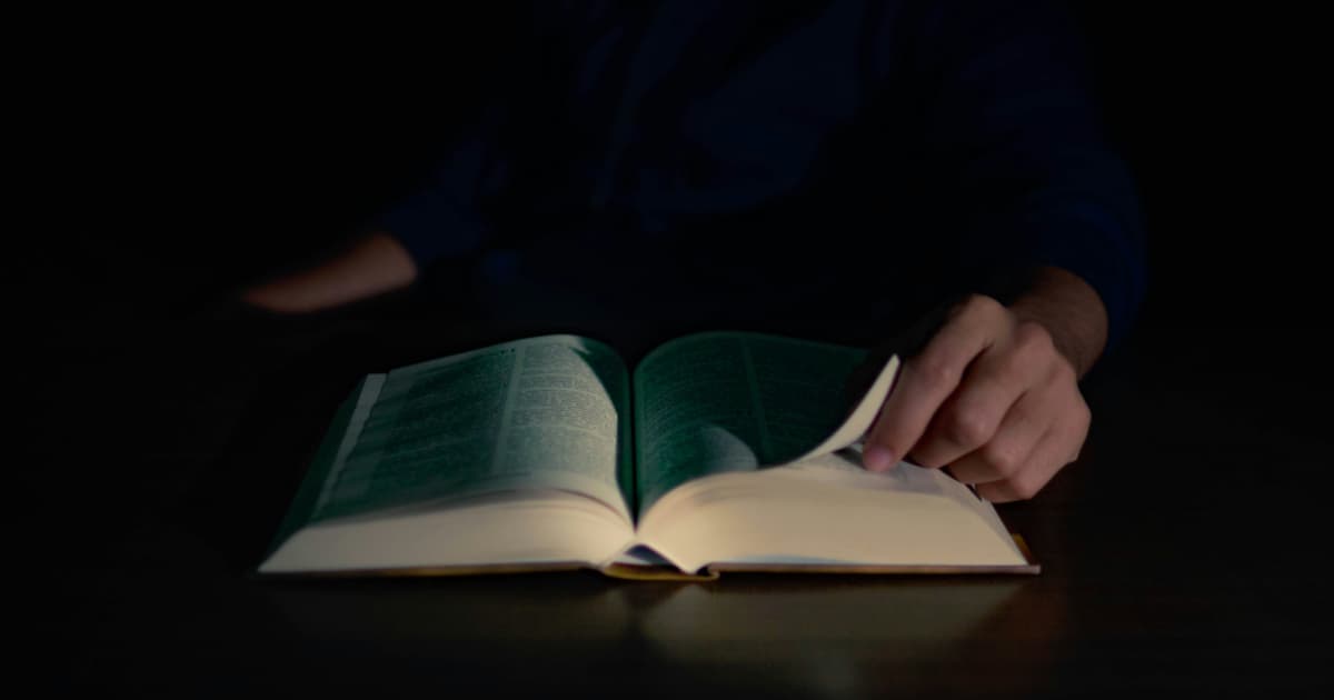 Le parcours spirituel d'un auteur, de la crise cardiaque à l'illumination, offre une voie universelle vers la découverte de soi