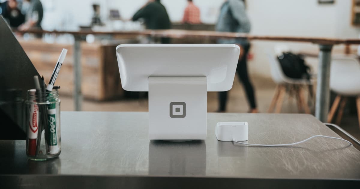 NETCARAT LLC. Améliore l'Expérience Client avec la Gravure Gratuite sur les Bagues en Or Incrustées de Diamants