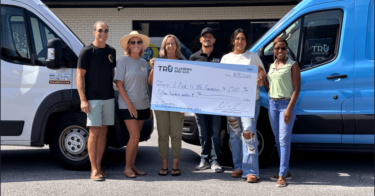 Tru Plumbing and Gas lance l'initiative « Making Waves » avec un don de 1 500 $ à A Bed 4 Me Foundation