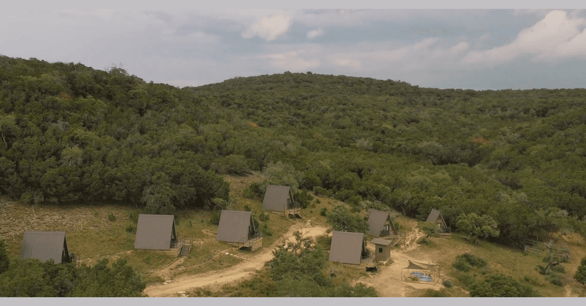 The Charmadillo : une destination de glamping éco-responsable mise en lumière dans le Hill Country texan