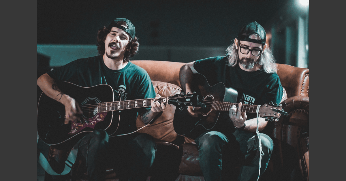 DDRB, un duo folk acoustique, embarque pour une tournée unique en Amtrak