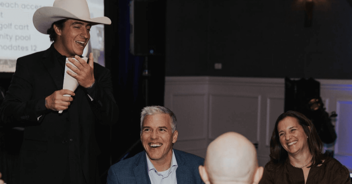 Side by Side Kids organise le septième Gala Heart of a Lion avec l'entraîneur Mack Brown