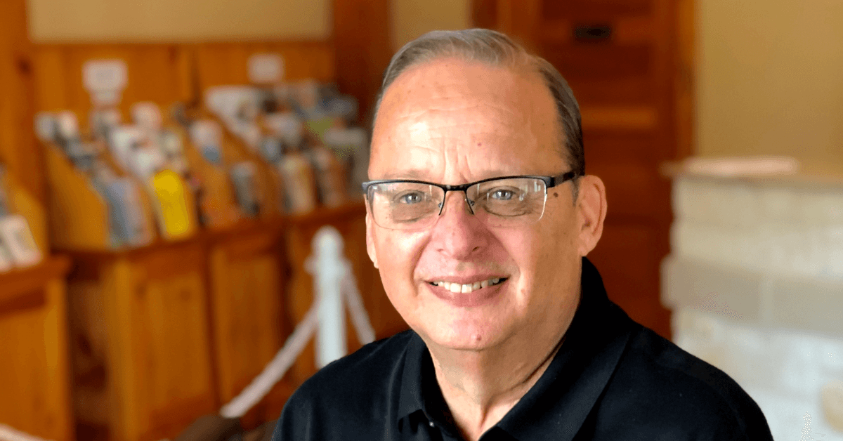 Larry Woods, directeur de Visit Boerne, reçoit le prix Marion Szurek Leadership 2025 pour son impact sur le tourisme texan