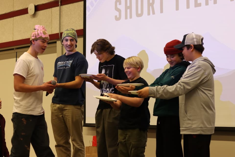 Trois jeunes Canadiens honorés pour des projets communautaires développés avec leurs parents et mentors