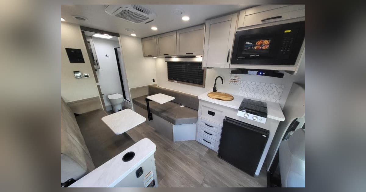 Hilltop Camper & RV met en avant les camping-cars de classe C et son inventaire d'occasion pour le camping d'automne dans le Minnesota