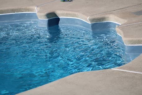 Les piscines en fibre de verre gagnent en popularité en Oklahoma grâce à leur adaptabilité climatique et leur faible entretien