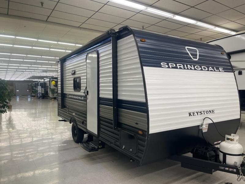 RnR RV Center agrandit son site de Liberty Lake avec des unités de camping-car supplémentaires et des baies de service