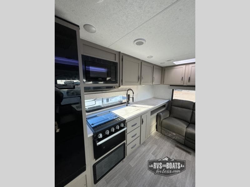 RVs And Boats For Less célèbre 40 ans au service des acheteurs de VR et de bateaux en Idaho avec un inventaire actualisé à Chubbuck