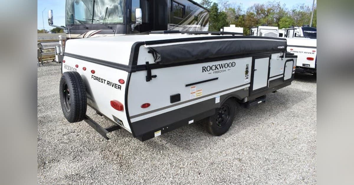Topper's RV met en avant son inventaire élargi de caravanes pliantes et de caravanes à sellette en Texas