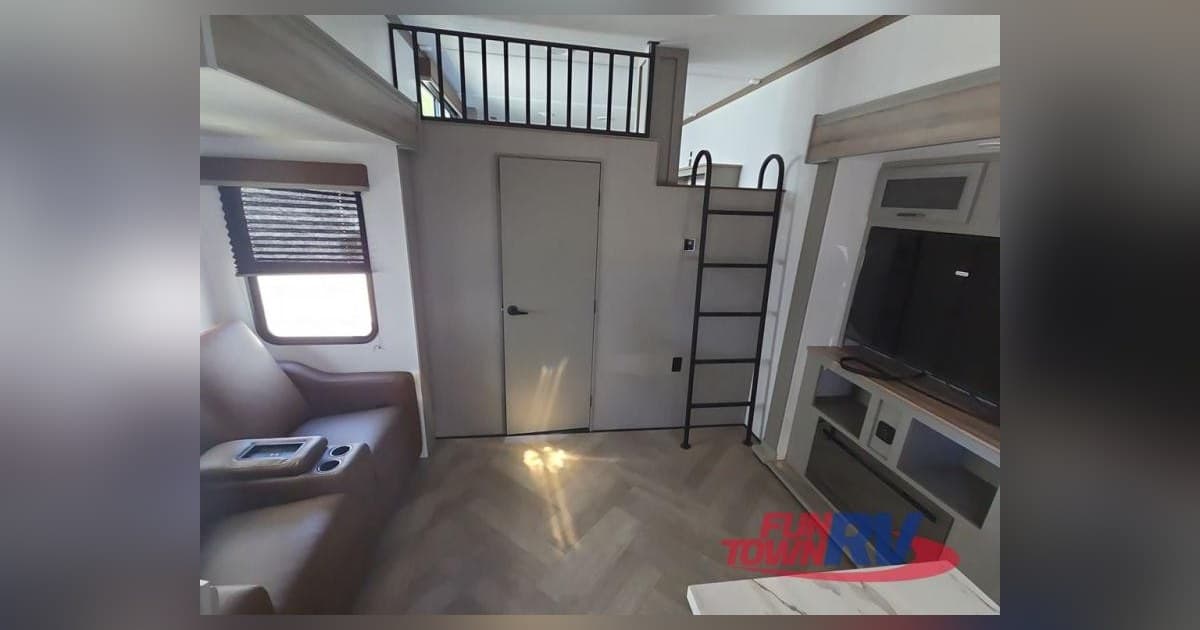 Larry's RV LLC met en avant les options de caravanes à sellette et de remorques avec mezzanine pour les voyages en famille