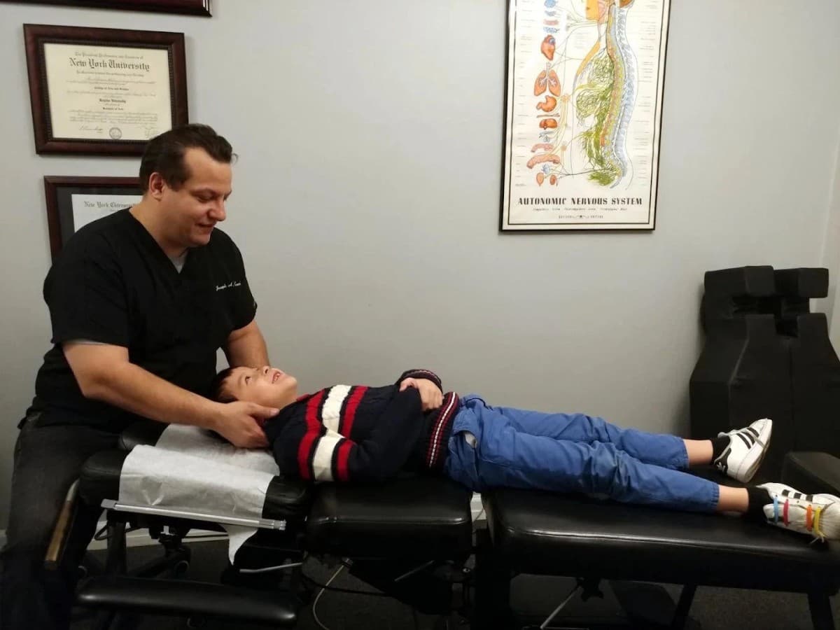 Cucci Chiropractic fête ses 25 ans et élargit l'accès avec des formulaires d'admission en espagnol