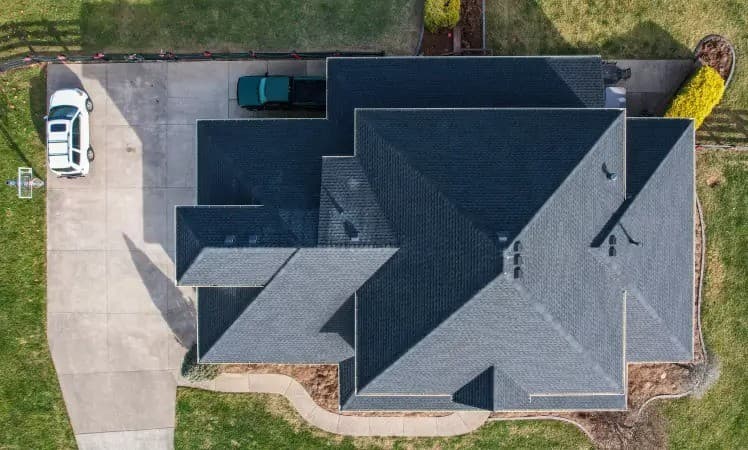 La saison des tempêtes printanières incite les propriétaires de l'Indiana à inspecter leur toiture