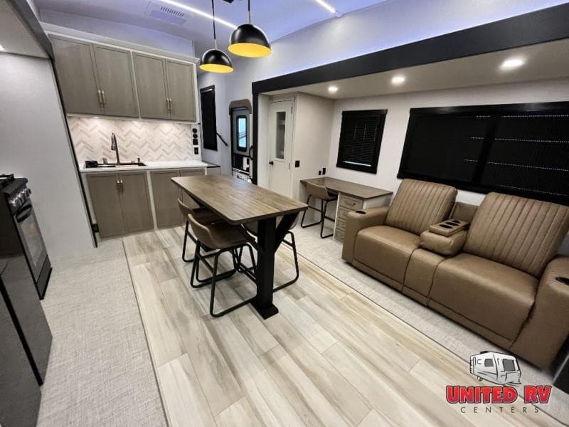 United RV à Chatsworth, en Géorgie, présente les camping-cars de classe A Entegra Vision XL et les VR d'occasion