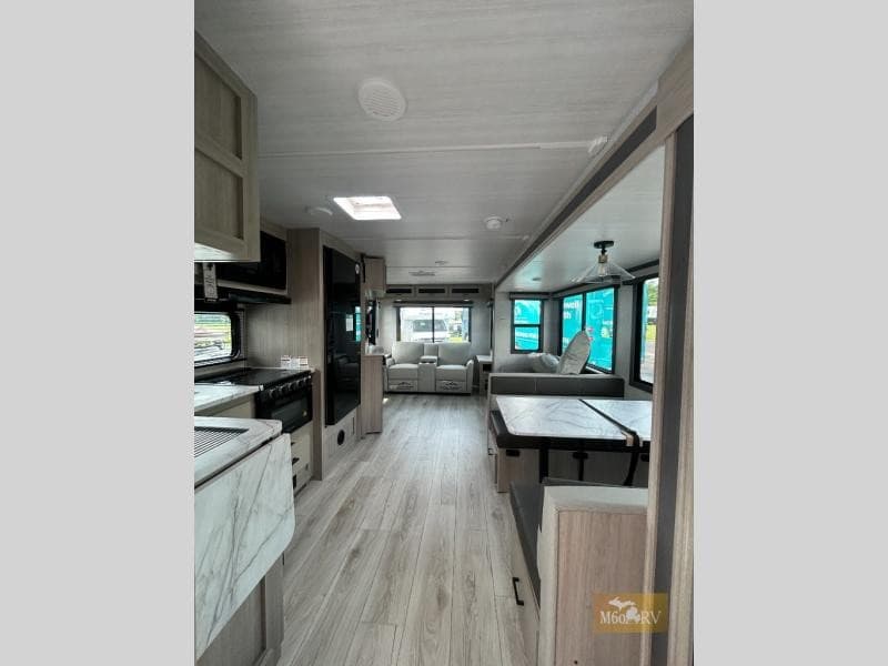 M-60 RV LLC met à jour son inventaire de camping-cars d'occasion avec diverses options de VR