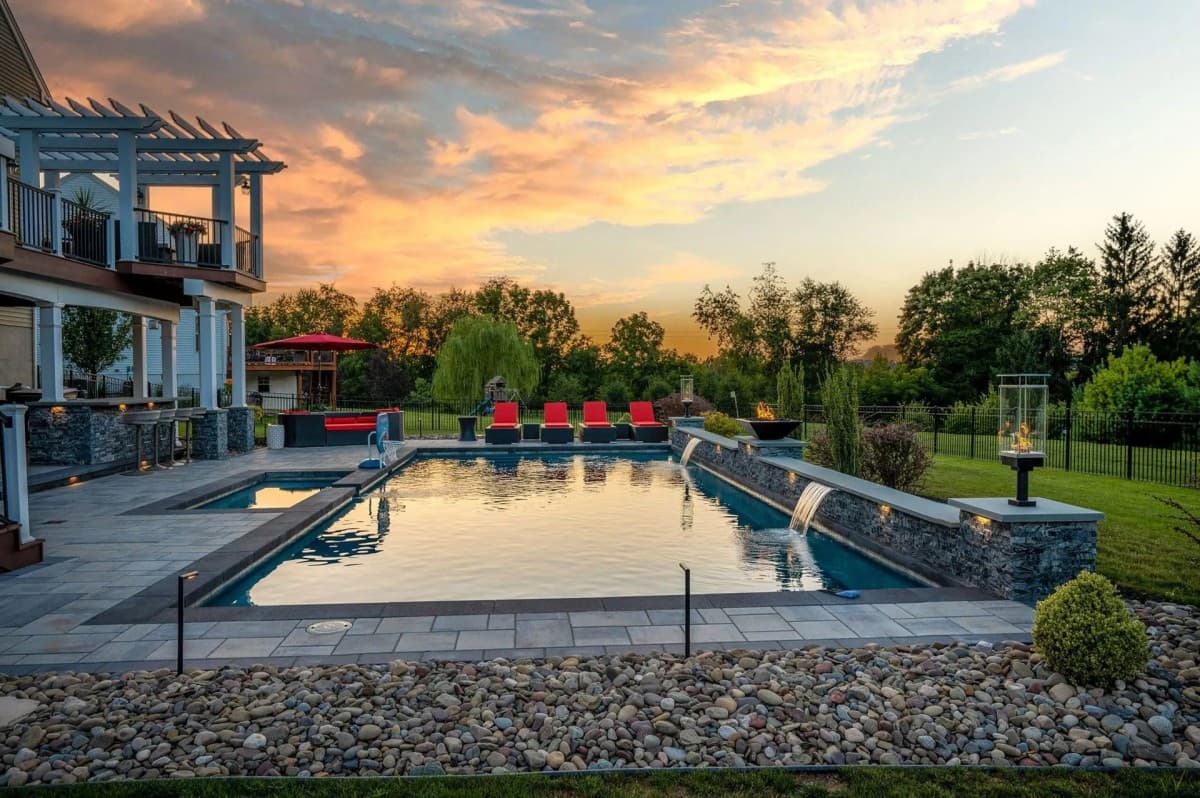 Les propriétaires du centre de la Pennsylvanie réservent leurs projets extérieurs tôt pour une finition estivale