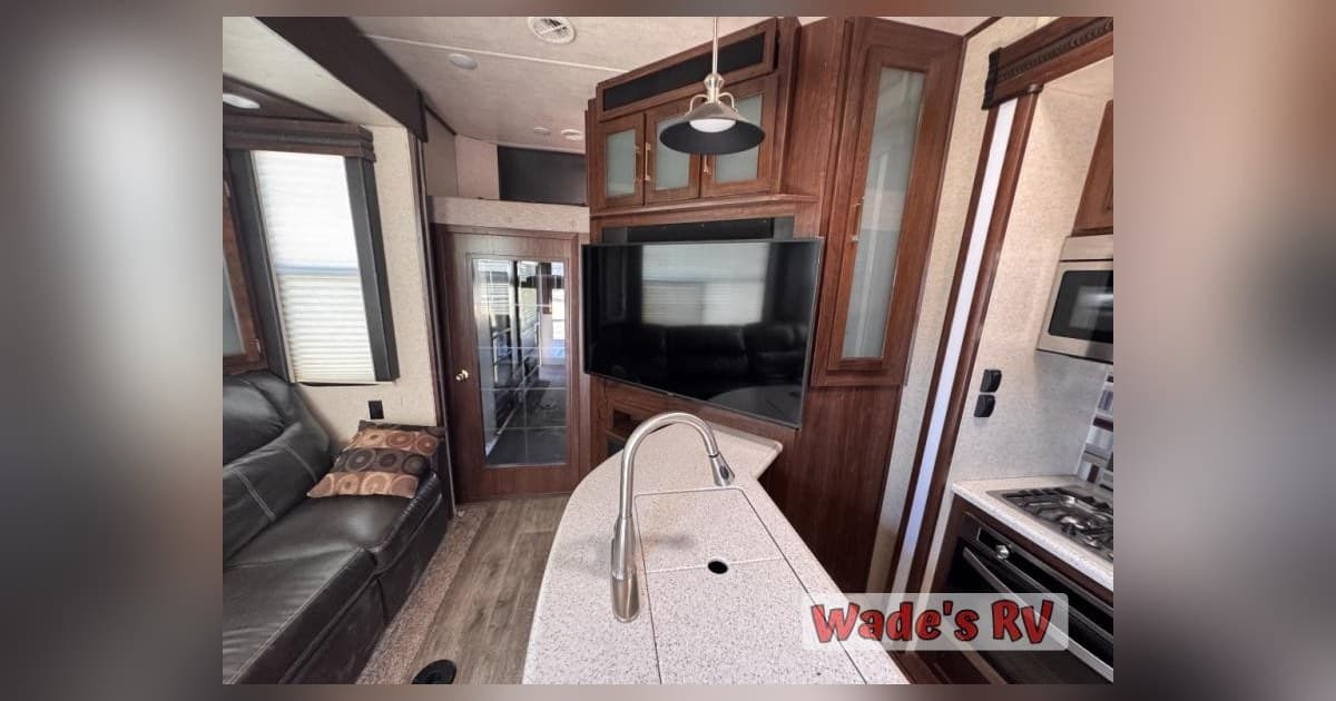 Wade’s RV met en avant les caravanes résidentielles Coachmen, les toy haulers Heartland et le service d’automne pour les caravanistes de l’Oklahoma et du Missouri