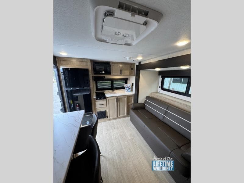 Royal Coach RV élargit son inventaire à Bakersfield avec de nouvelles cinquièmes roues Raptor et des remorques de voyage
