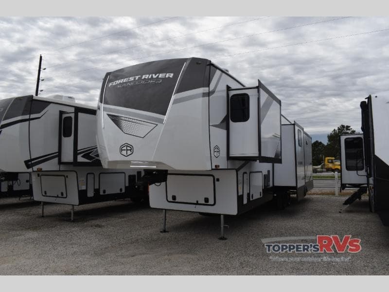 Topper's RV met à jour son inventaire de Forest River Sandpiper 5th Wheel et met en avant les pièces et services pour la région de Houston