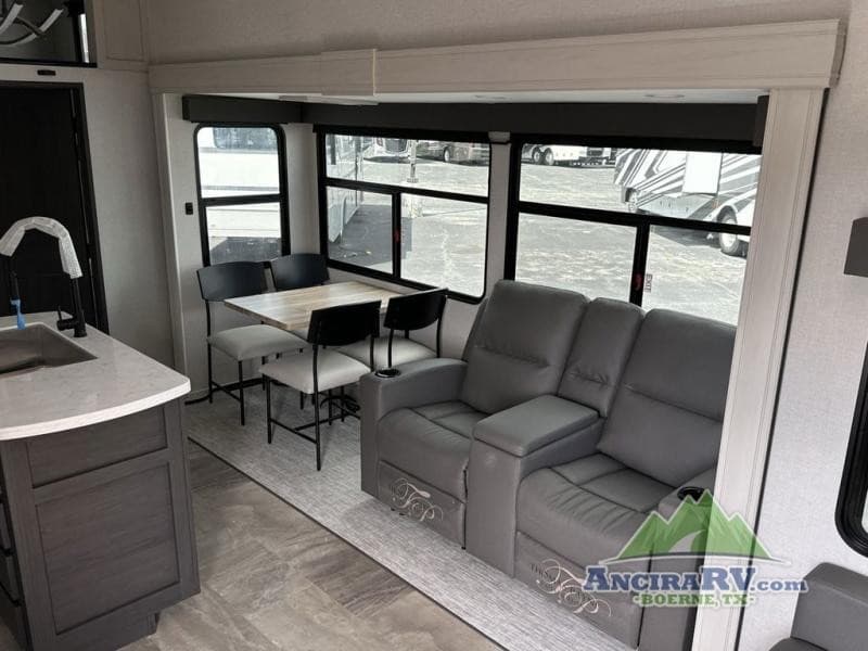 Ancira RV de Boerne participe à l'événement de vente Newmar Smart Buy offrant 10 000 $ en remise client