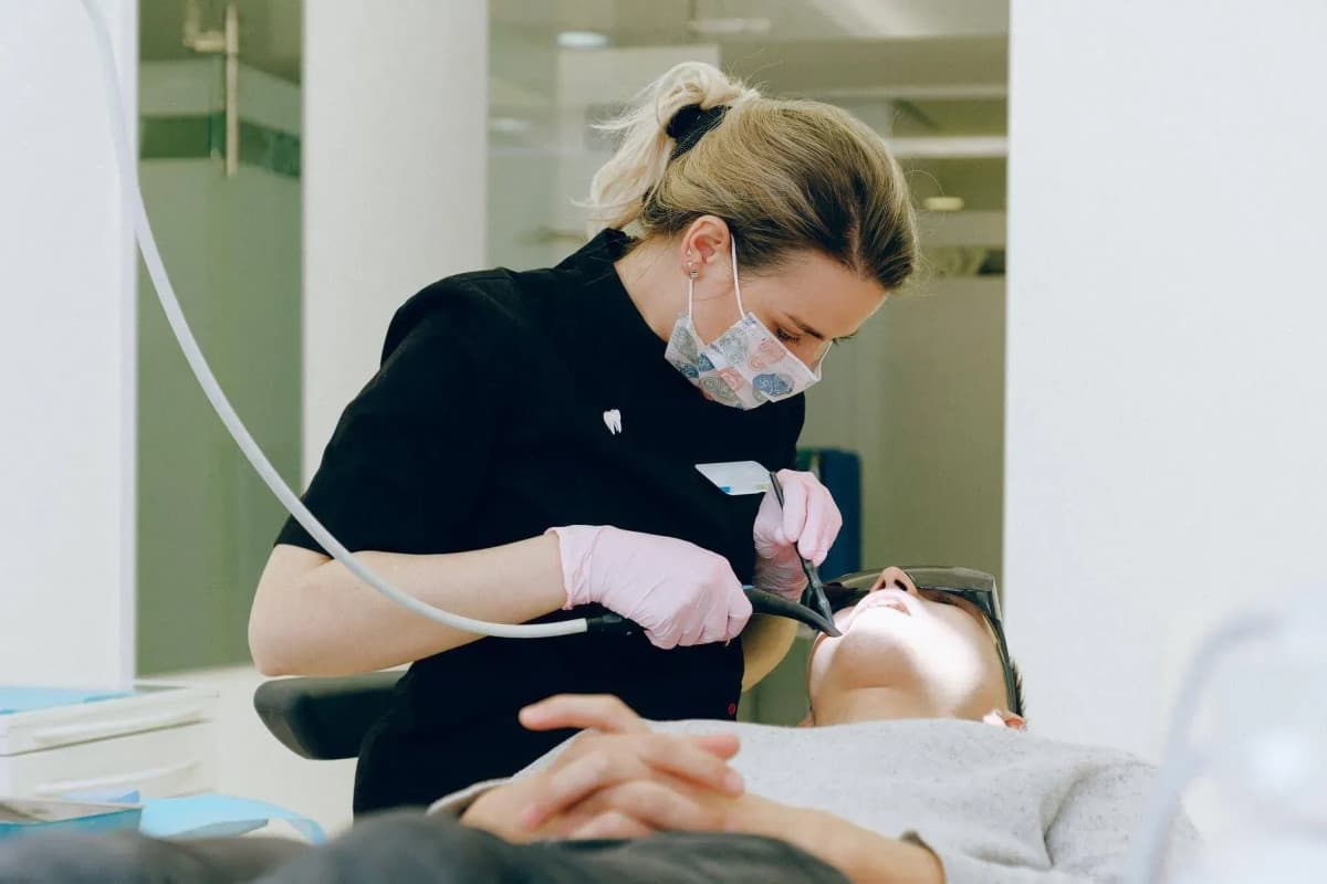 Fleetwood Dental célèbre 28 ans de soins centrés sur le patient avec des services dentaires et esthétiques avancés