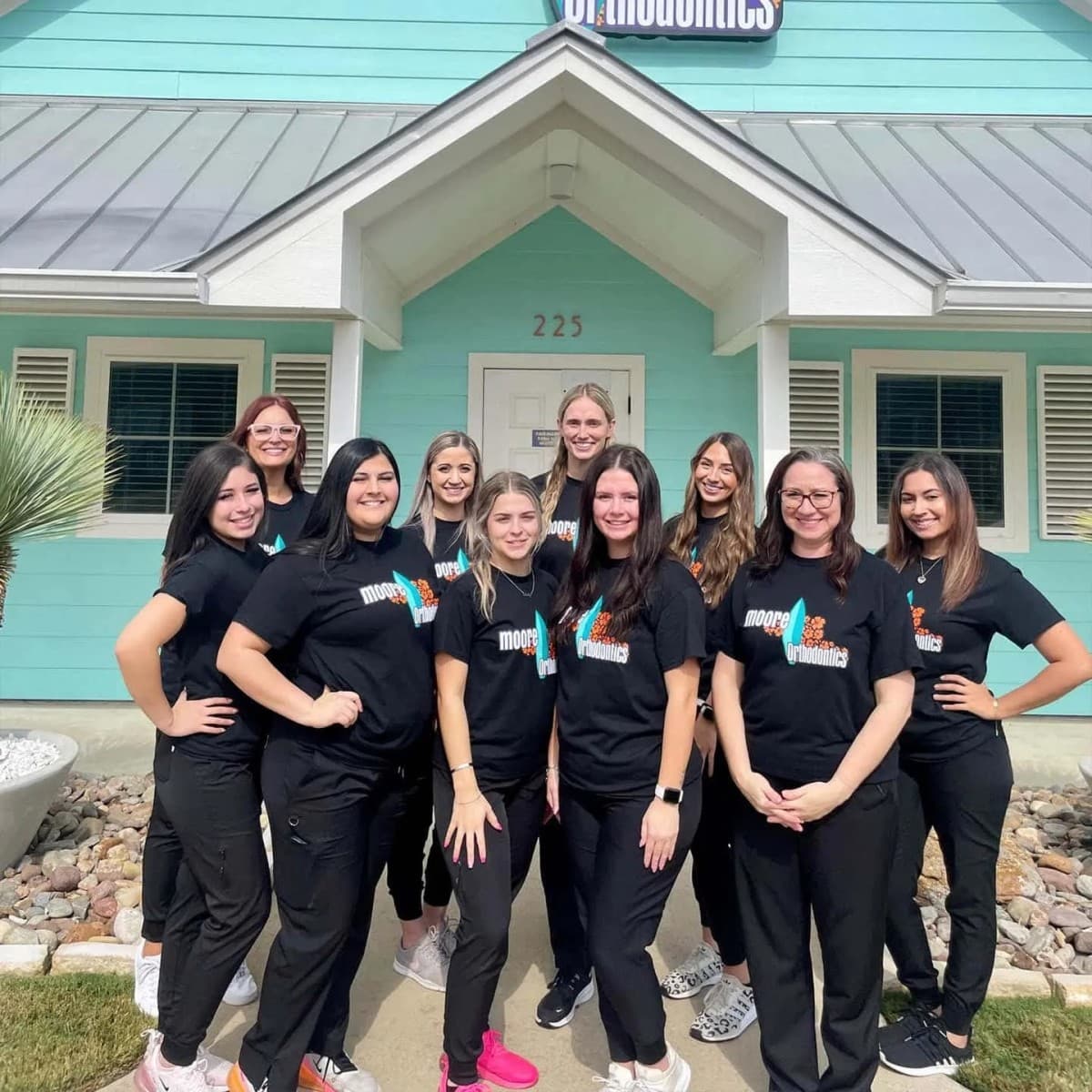 Moore Orthodontics compare les bagues et Invisalign pour les patients de Waxahachie