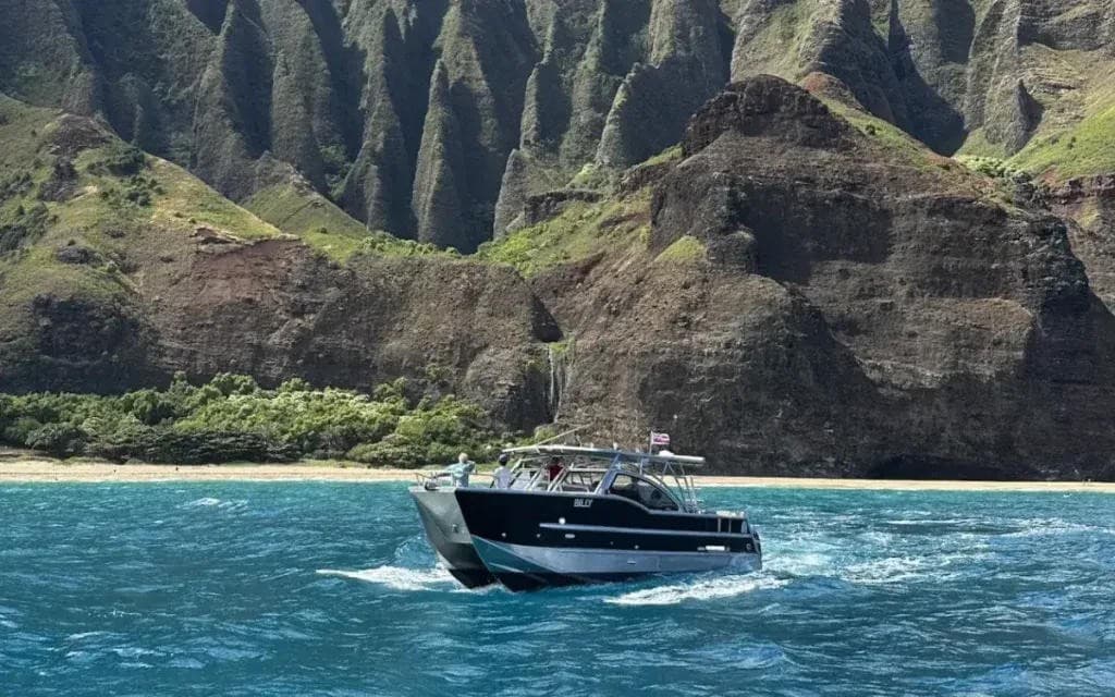 Excursions en grottes marines et snorkeling sur la côte Na Pali actives pendant le pic estival de Kauai