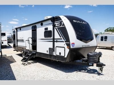 McKee RV élargit son inventaire de Keystone Bullet et sa sélection de VR d'occasion en Iowa