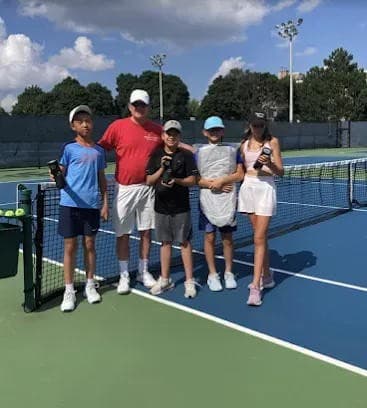 Le camp de tennis de Bayview Village ouvre les inscriptions 2026 avec un nombre de places limité