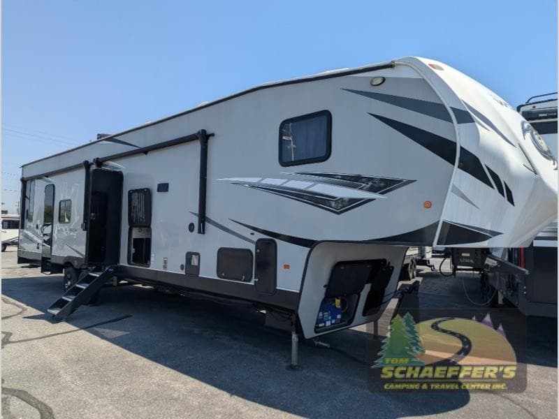 Le Superstore RV de Tom Schaeffer élargit son inventaire avec les fifth wheels Keystone Sprinter et les camping-cars Wolf