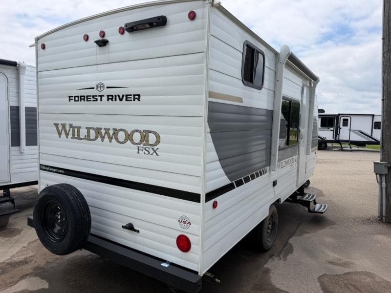 Hilltop Camper & RV étend ses ventes de camping-cars d'occasion et son accès régional dans le Minnesota