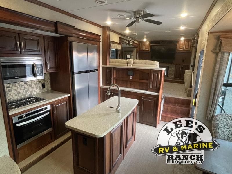 Lee's Auto & RV Ranch met en avant des VR d'occasion à vendre dans le Connecticut, y compris des remorques teardrop et des fifth-wheels
