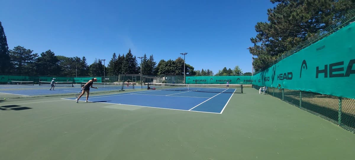 Hillcrest Tennis Camp publie un guide comparant le tennis junior spécialisé aux camps de jour généraux