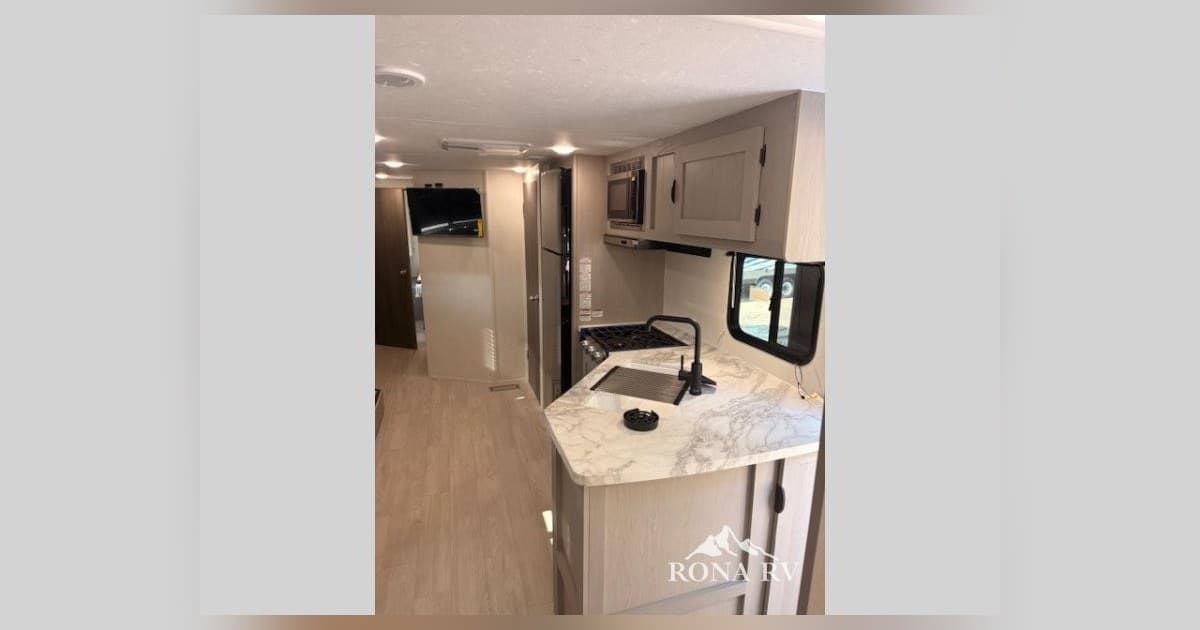 Rona RV met en avant son inventaire de caravanes portatives Forest River Work and Play avec une tarification saisonnière