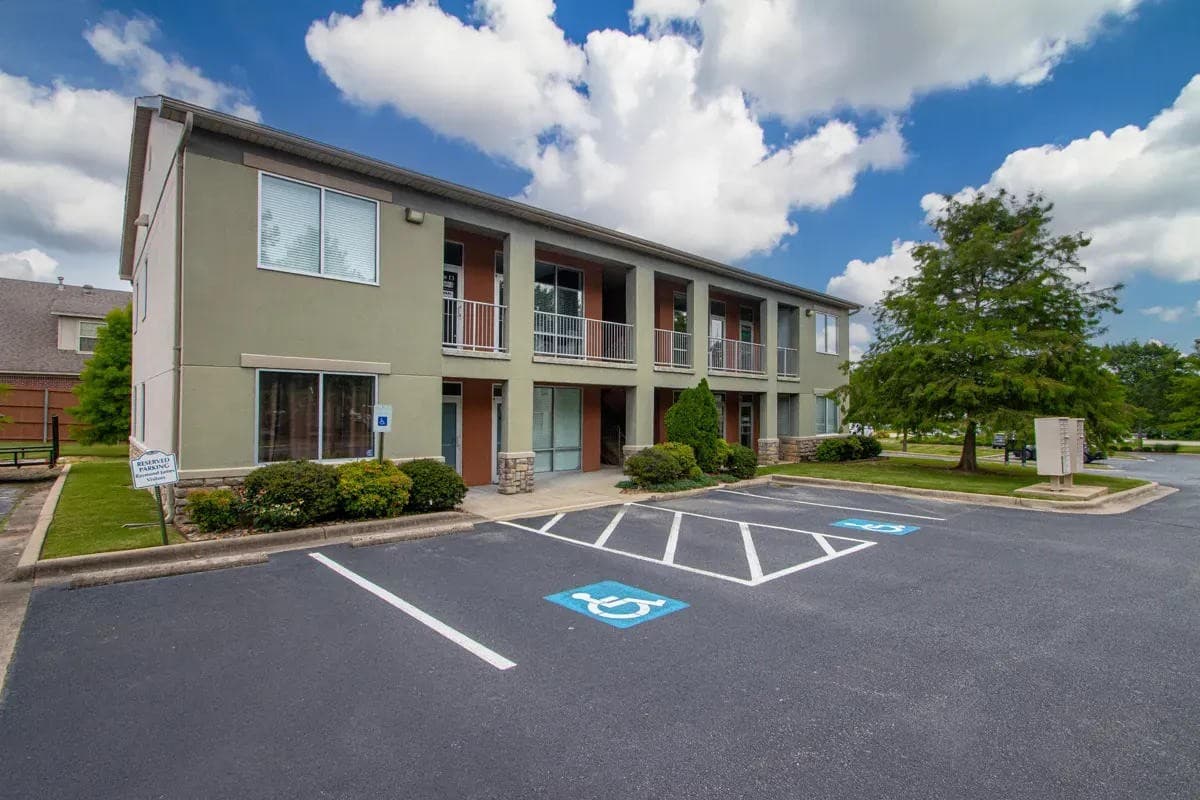 Le parc de bureaux rénové de Cantrell Road rouvre avec des installations modernisées pour les locataires de services professionnels