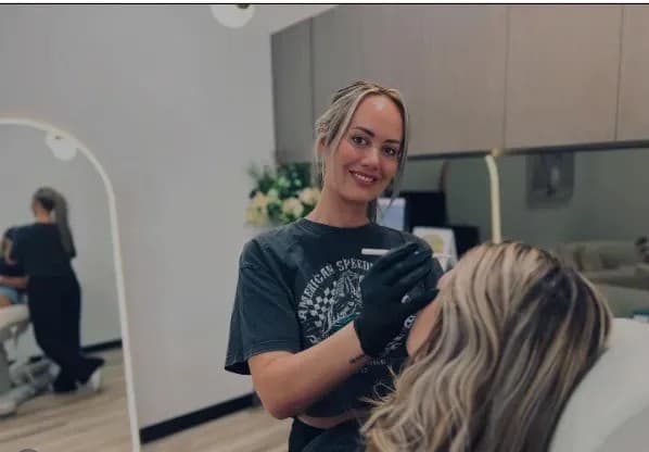 Un modèle dirigé par des infirmières améliore la sécurité et les normes dans l'industrie des injections esthétiques à Manly