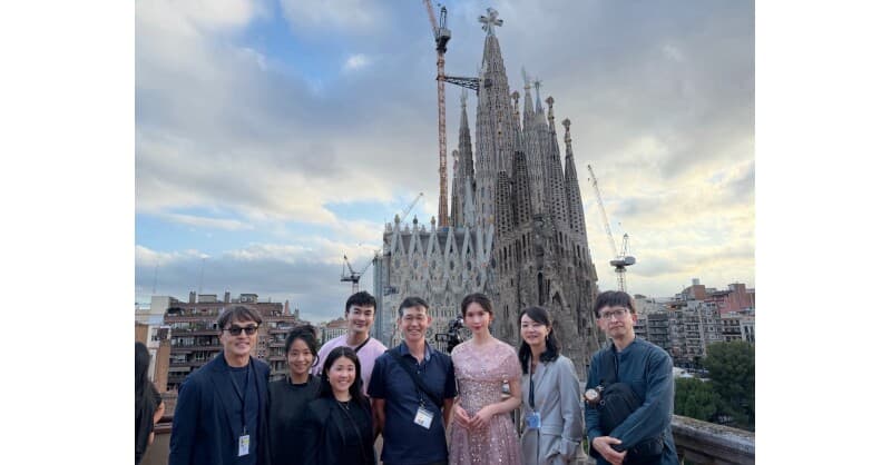 TVBS assure la couverture exclusive en direct de l'inauguration de la tour de Jésus-Christ de la Sagrada Família