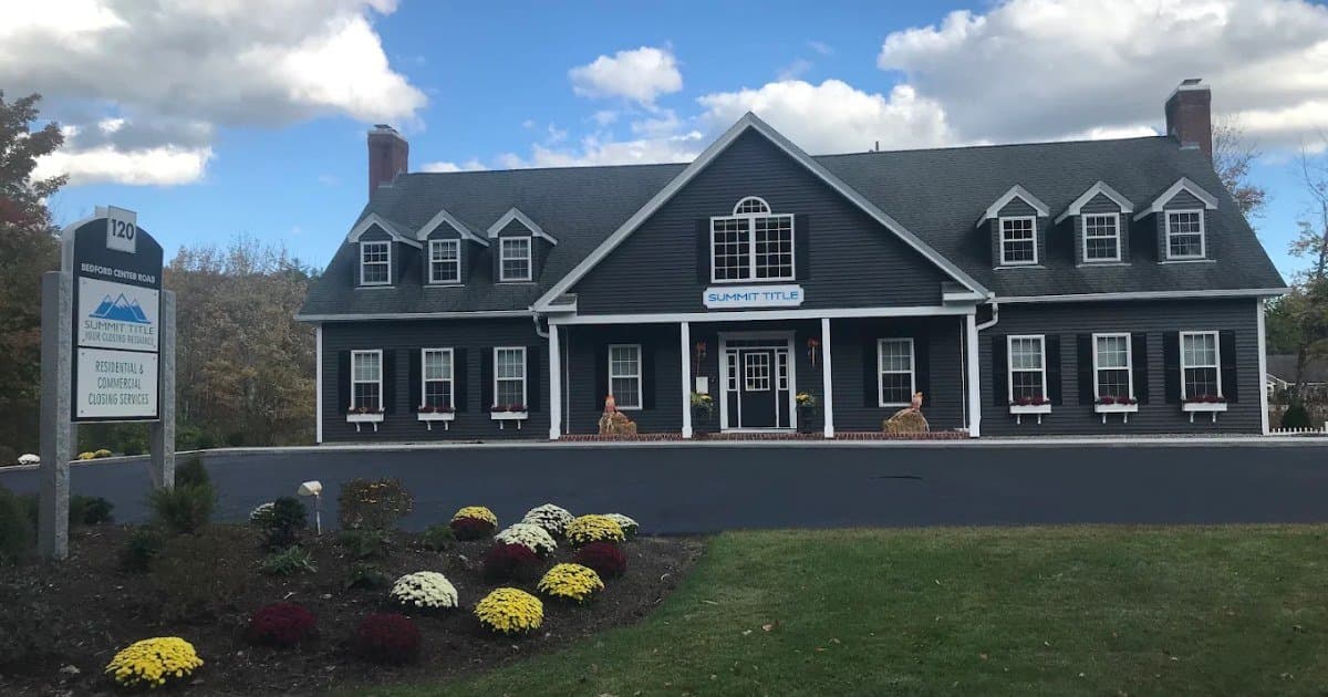 Young's Excavating & Paving termine les réparations et le resurfaçage du parking pour Summit Title à Bedford, NH