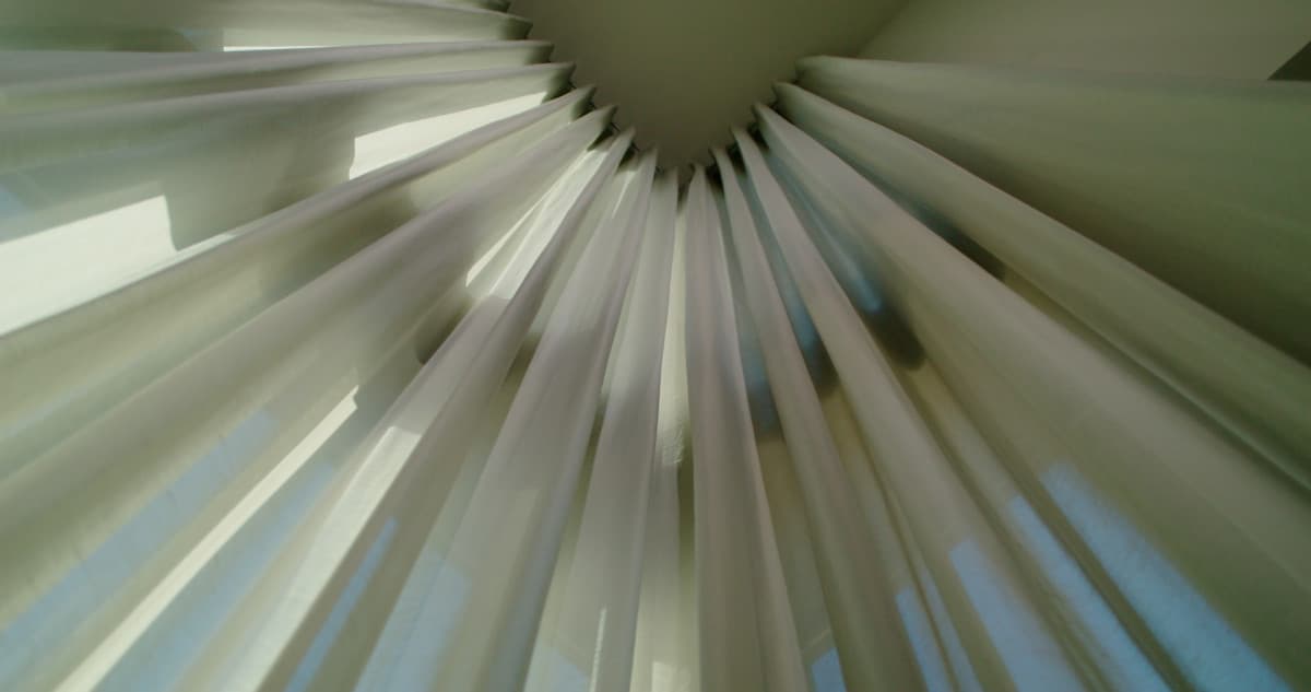 Planifier les traitements de fenêtres dès le début est essentiel pour la réussite d'une maison personnalisée, conseille un cabinet de design