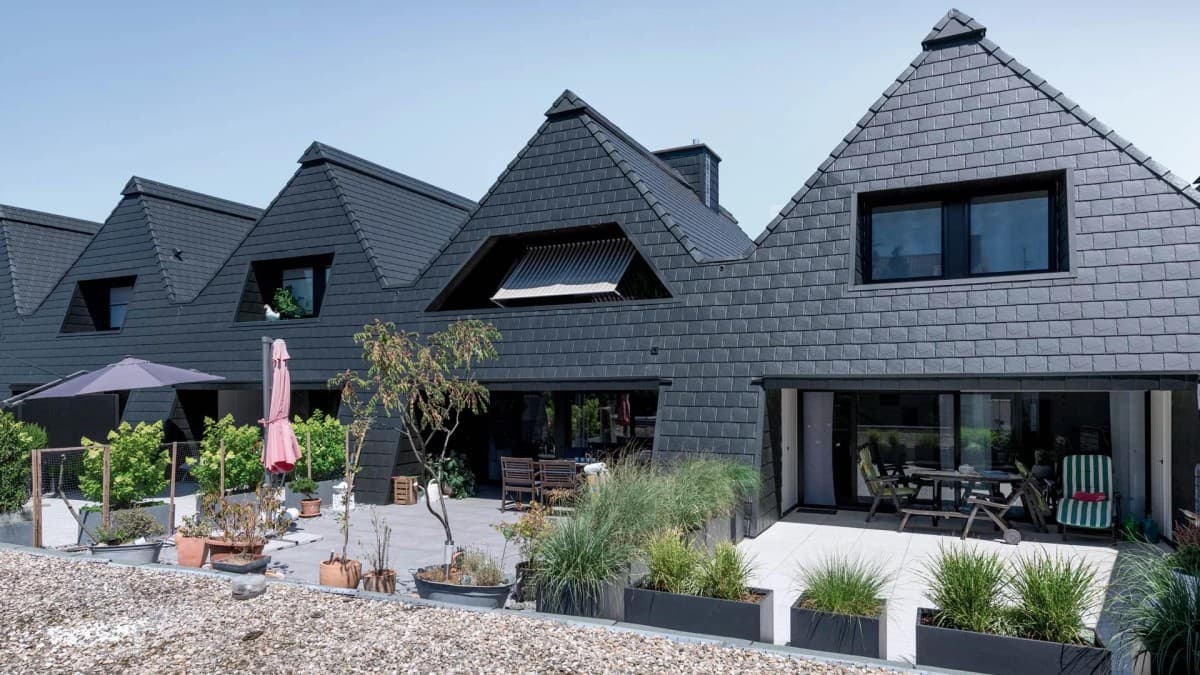 Interlock Roofing s'étend au bardage en aluminium, fait ses débuts dans des maisons sur mesure à Whistler
