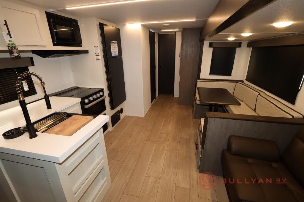 Bullyan RV ajuste son inventaire pour la saison des voyages d'aventure au printemps dans le Minnesota