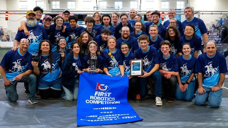 L'équipe de robotique 122, sponsorisée par Behl Orthodontics, remporte sa première bannière bleue en huit ans