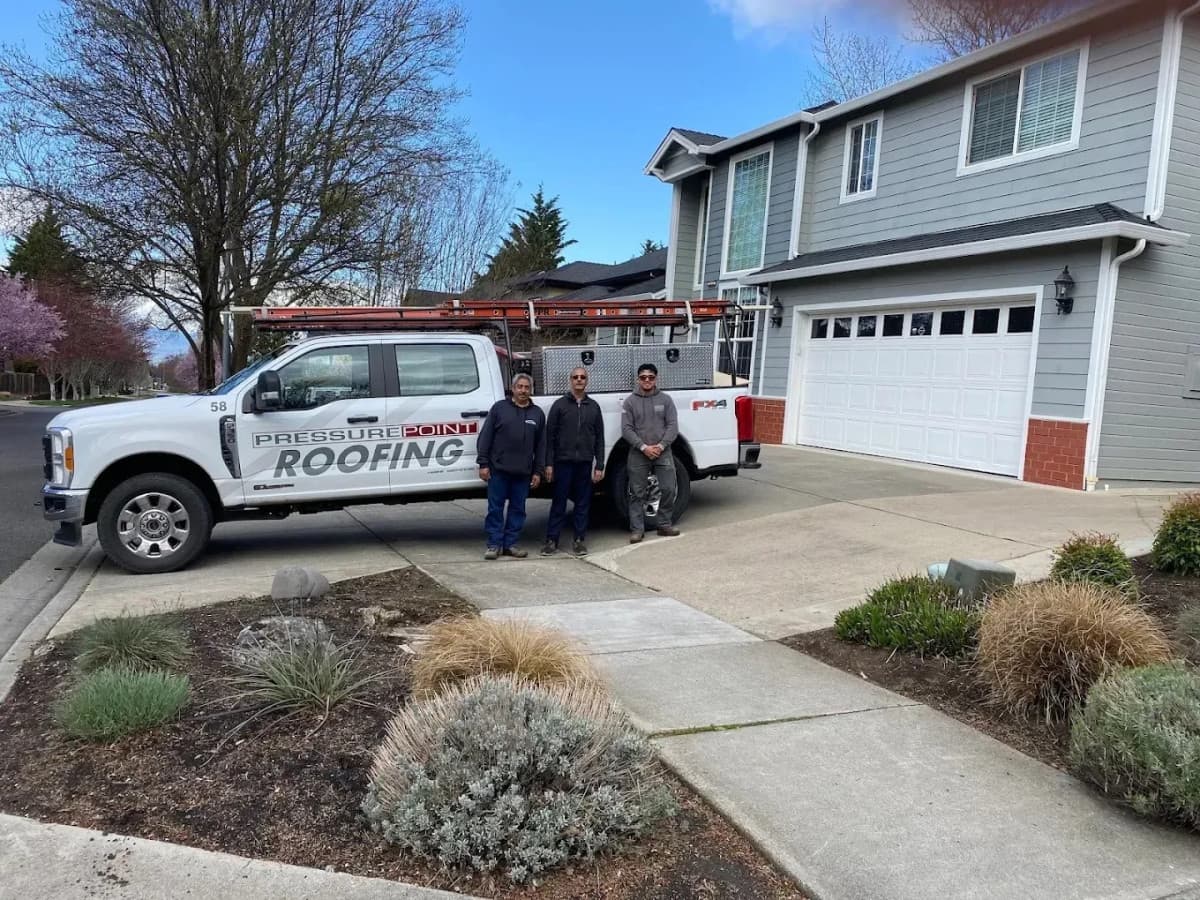 Pressure Point Roofing s'associe à Tiki Island Wear pour lancer des chapeaux de paille personnalisés pour les équipes de couvreurs